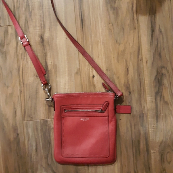 Coach Hot Pink Leather Crossbody Bag. - Picture 4 of 8